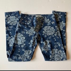 NWT Cielo jeans floral print skinny jeans.